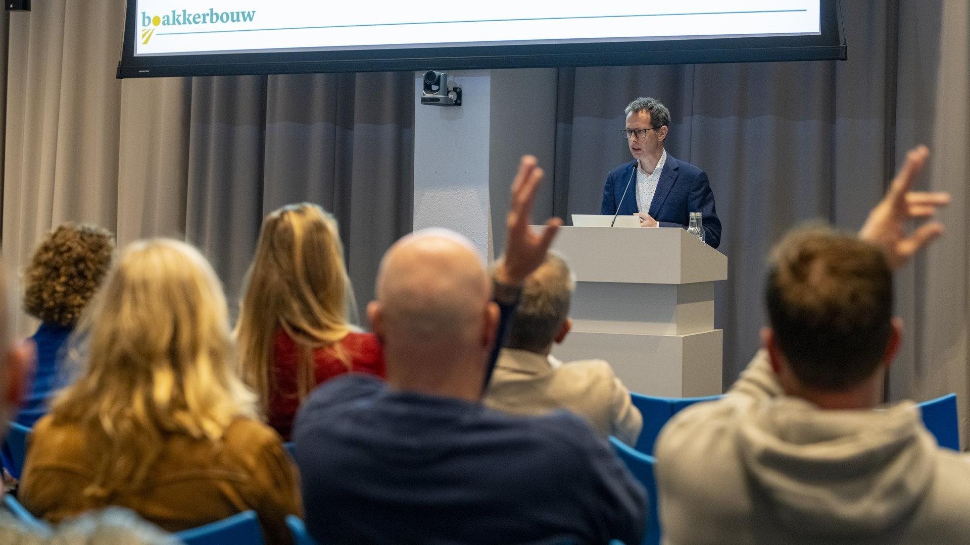 Deelnemers luisteren naar een presentatie