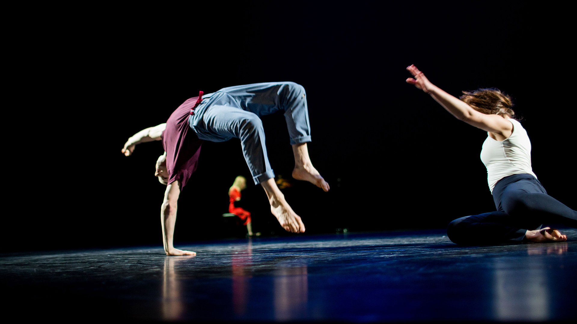 2 dansende mensen op podium