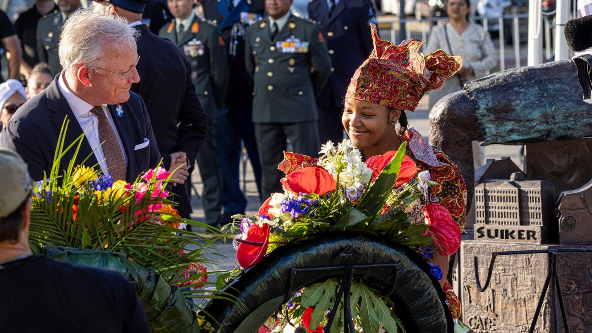 Portretfoto CdK en Surinaamse vrouw tijdens Keti Koti