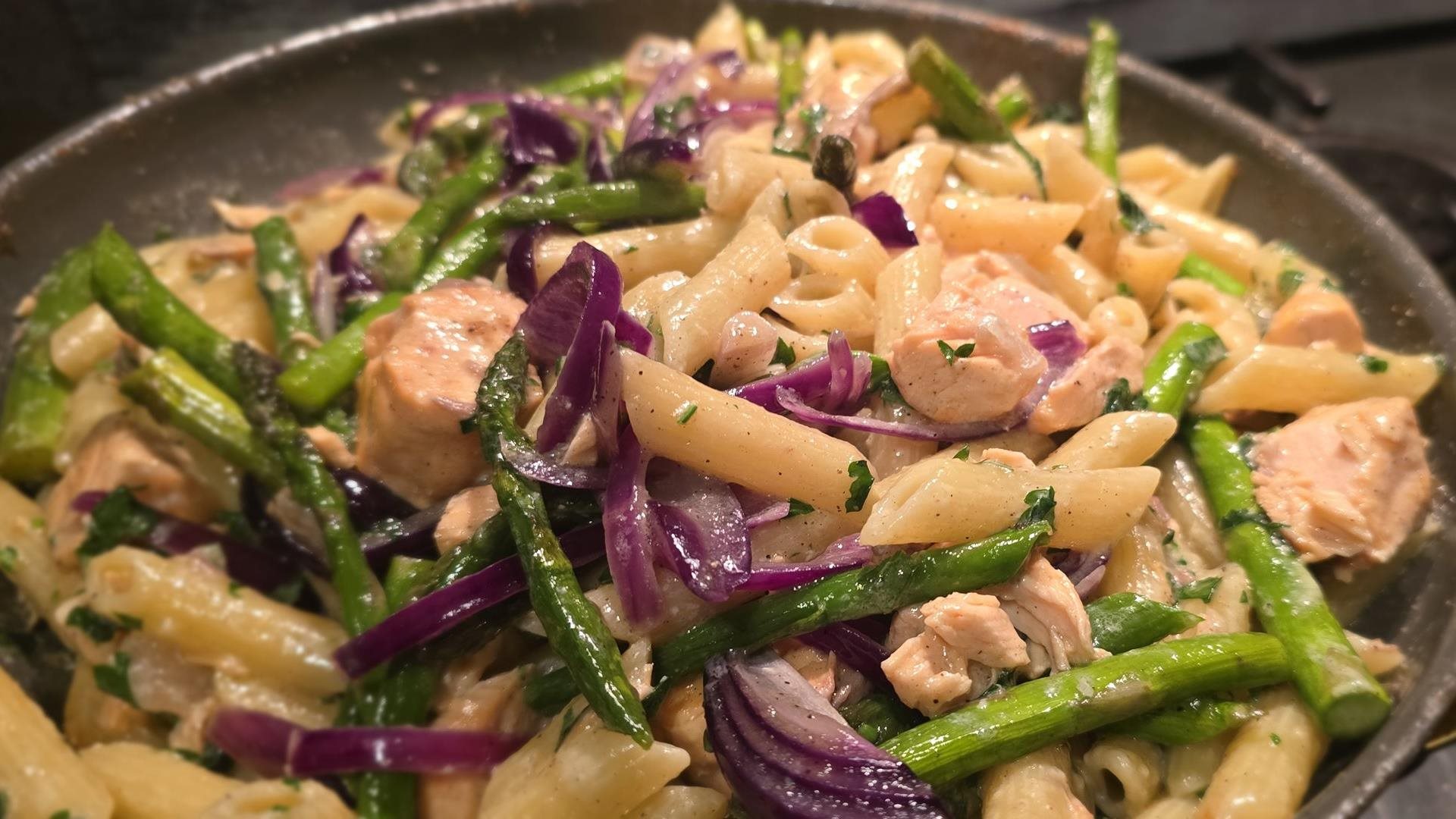 Penne met zalm en groene asperges in romige knoflooksaus