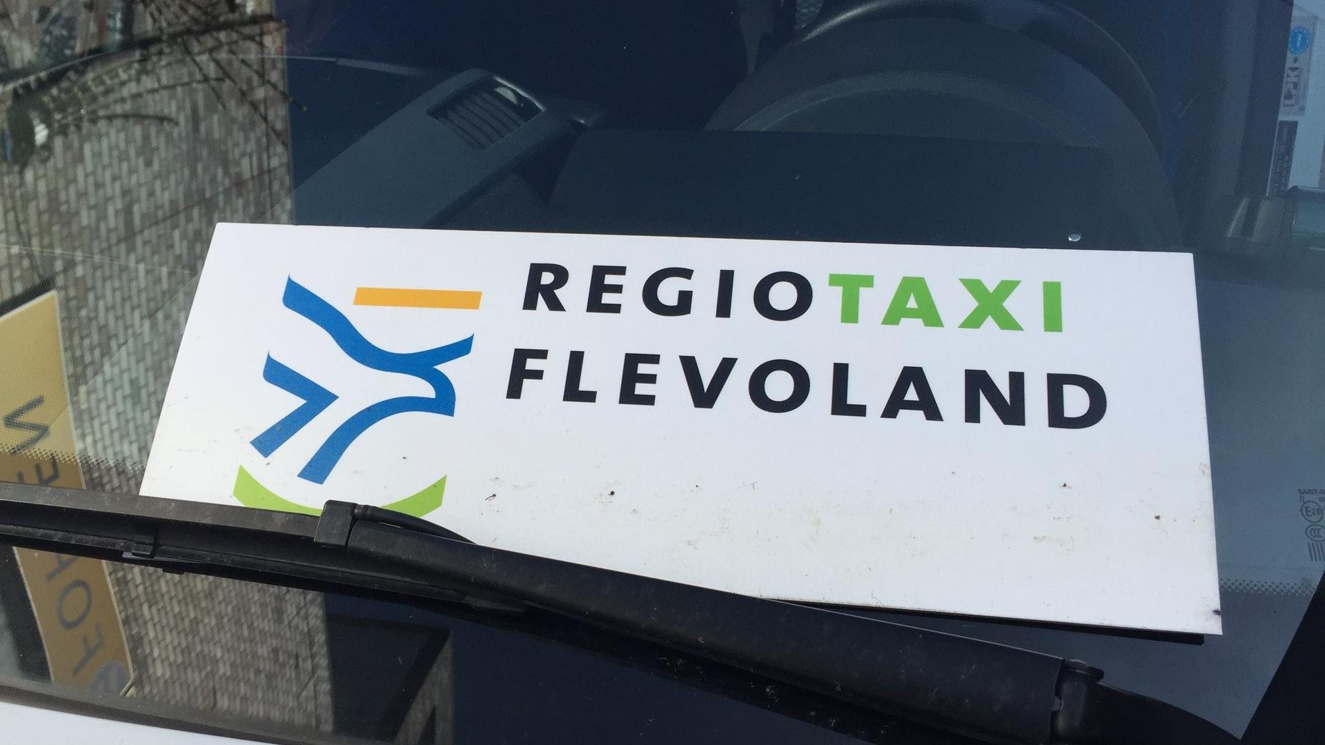 Bordje met Regiotaxi Flevoland erop