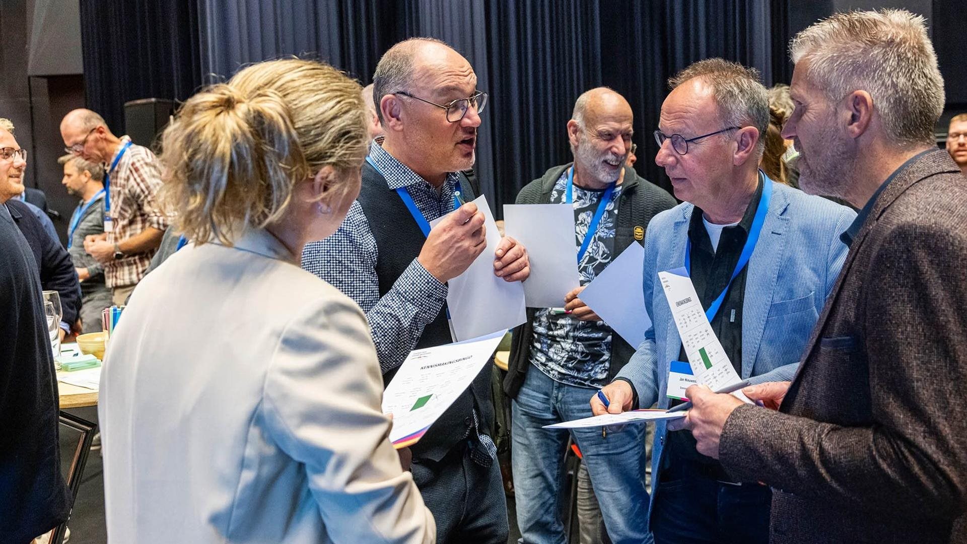 Bezoekers in gesprek tijdens het landbouwcongres