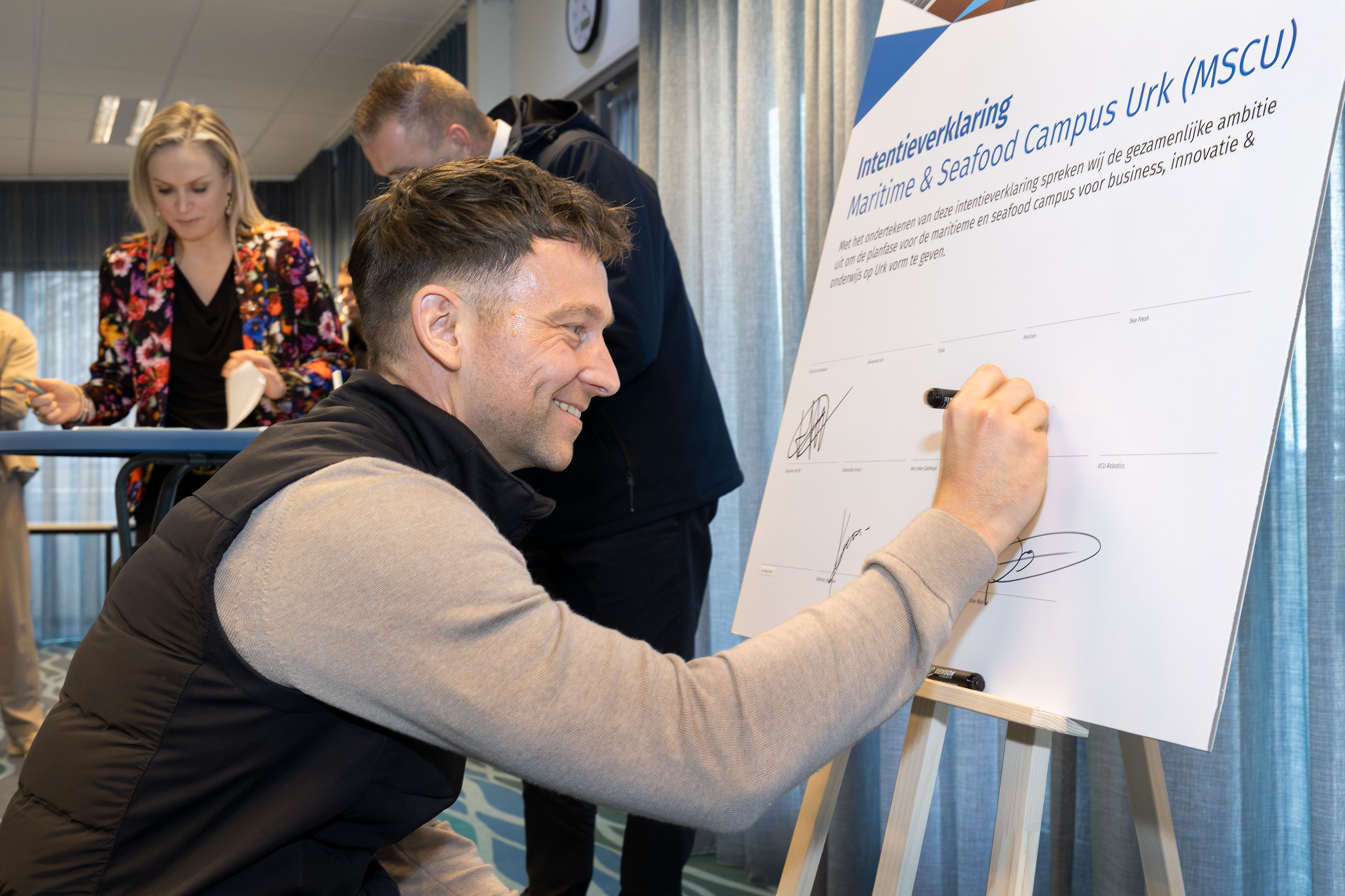 Iemand ondertekent de intentieverklaring