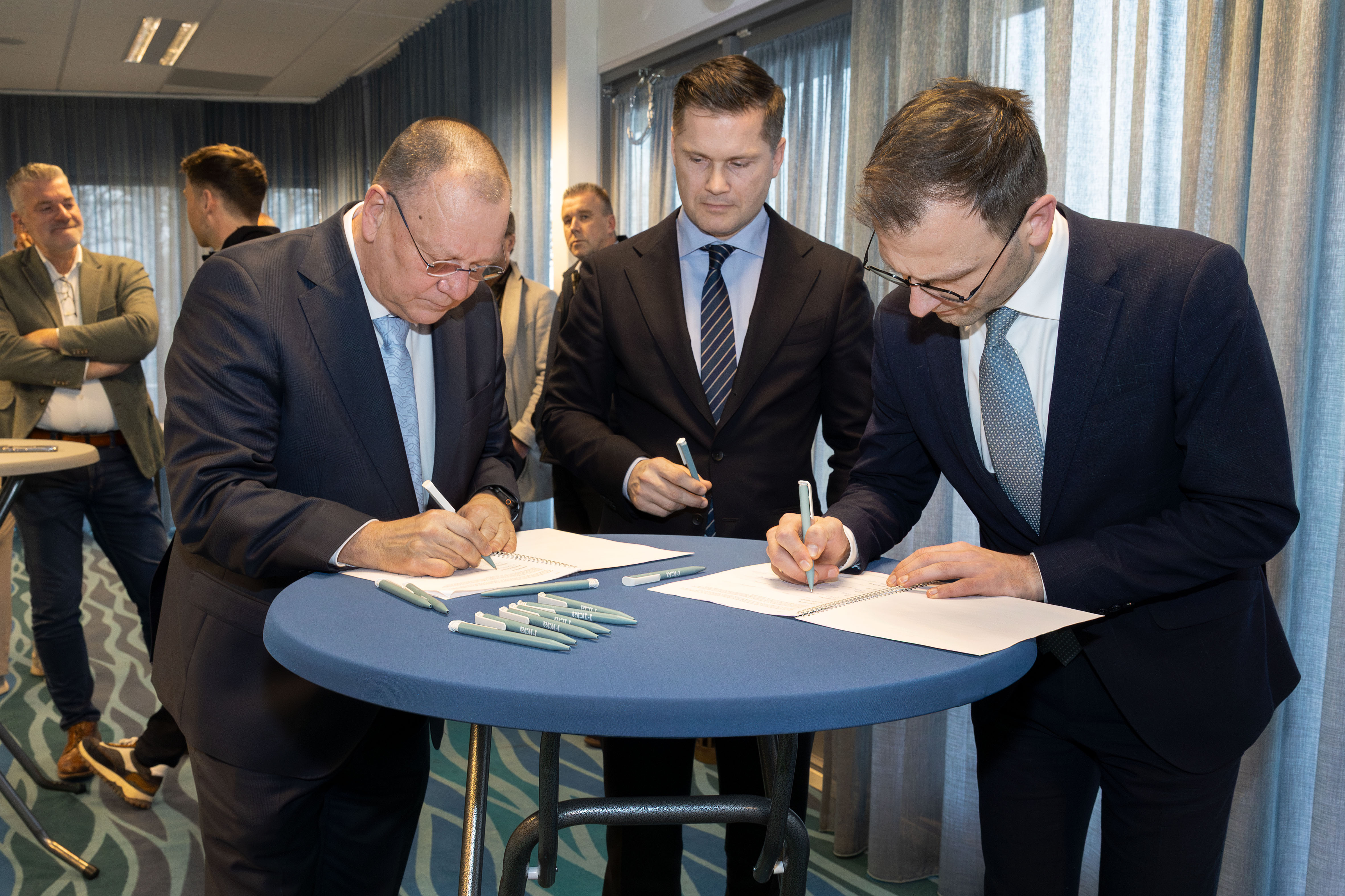 Bestuurders tekenen de intentieverklaring