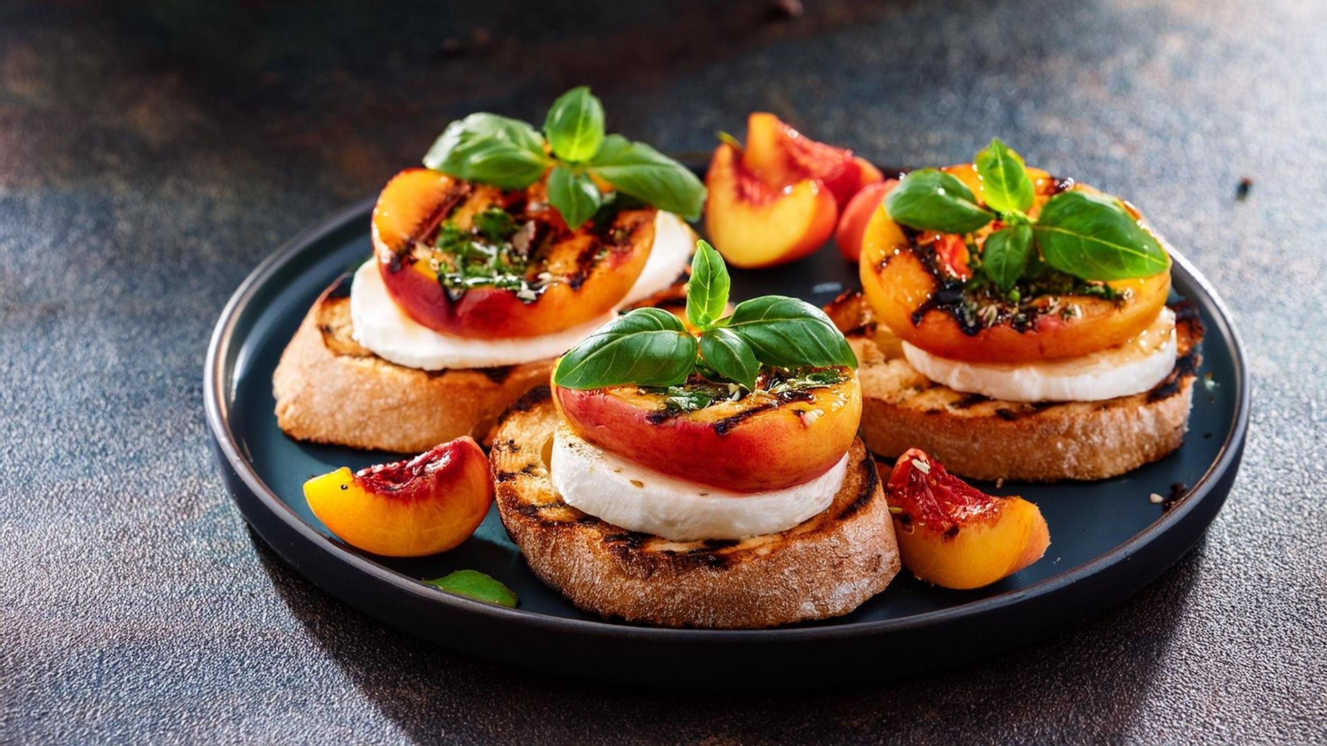 Gegrild oerbrood met huisgemaakte burrata, gebakken perzik en basilicum