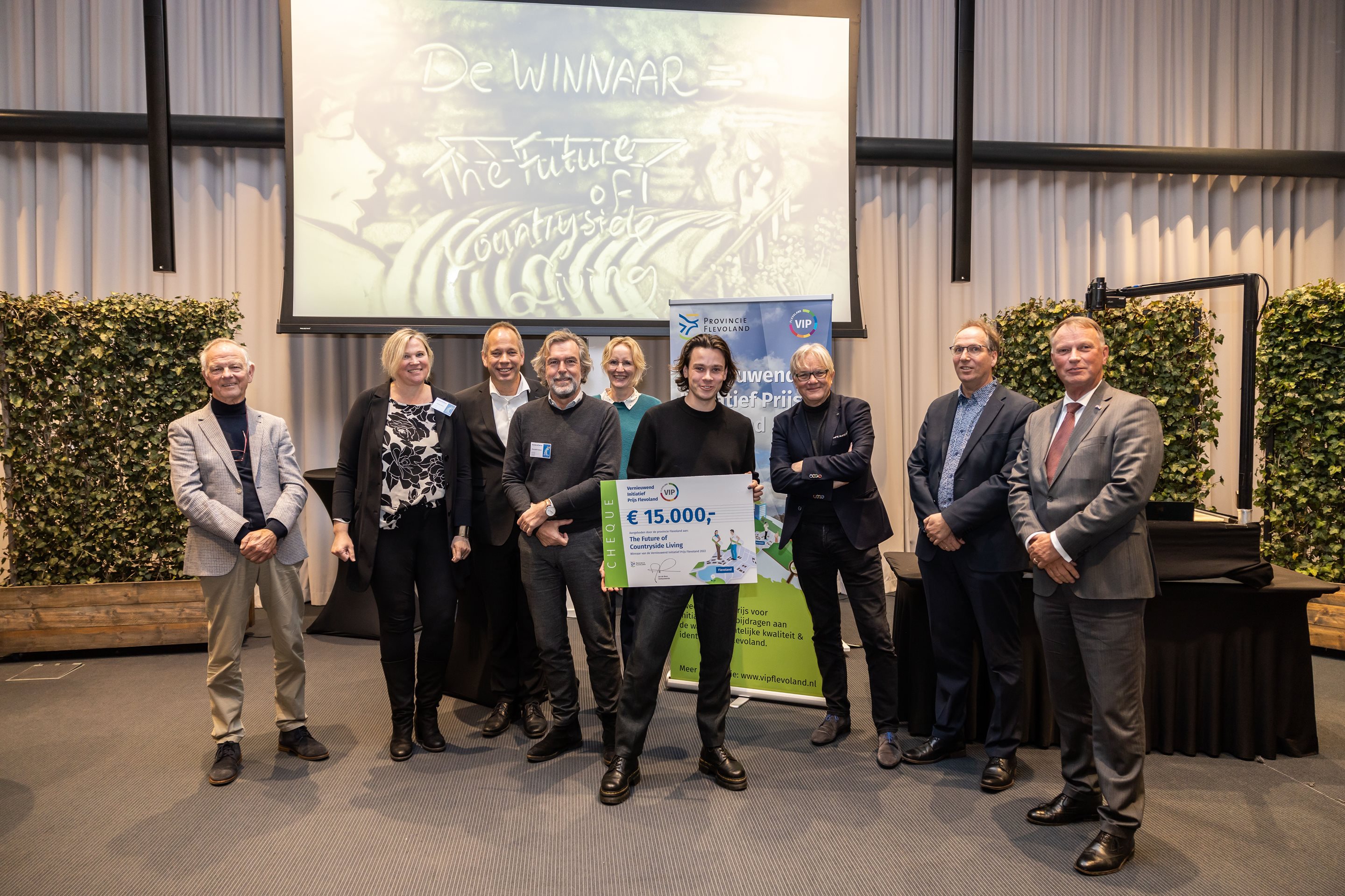 Op de foto staan de drie genomineerden en de juryleden van de tweede editie van de Vernieuwend Initiatief Prijs Flevoland 2022. 
