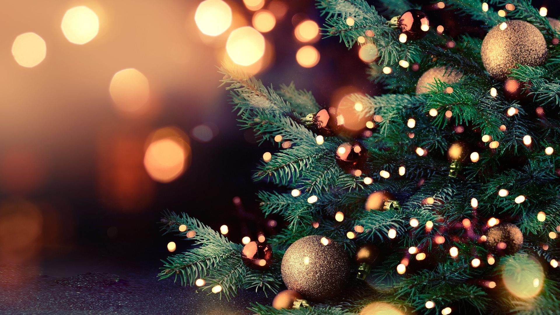 Kerstboom met oranje ballen