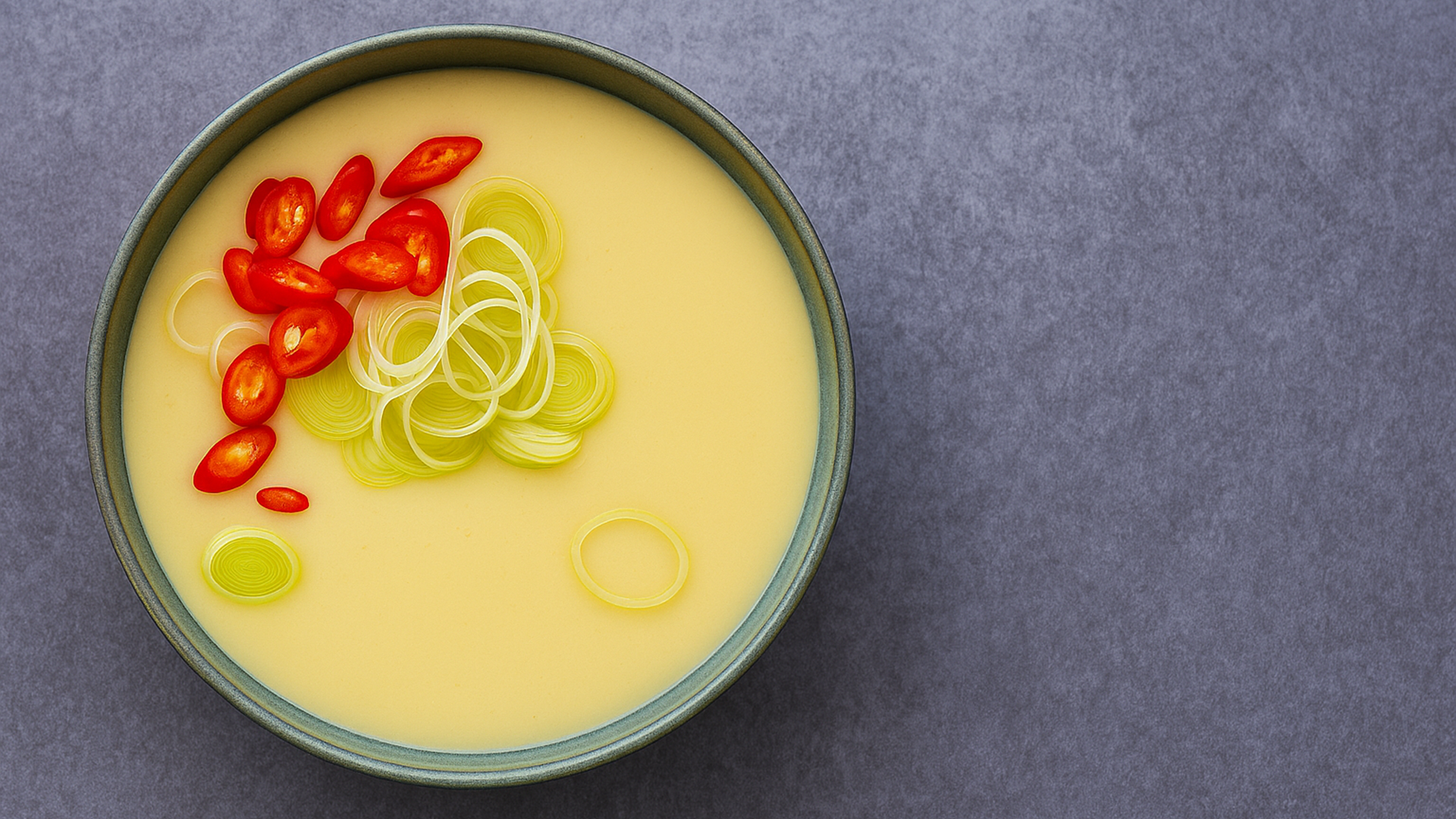 Aardappelsoep met prei en rode peper