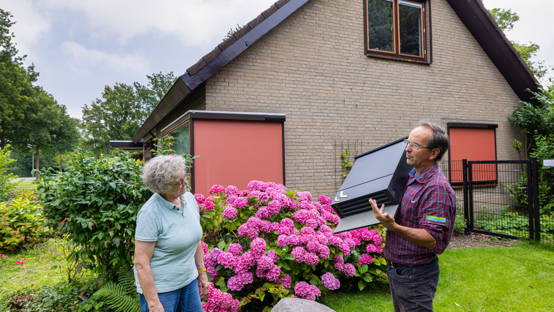 Portretfoto: Ruth Steigenga en Jeroen Reinhold met vleermuizenkast