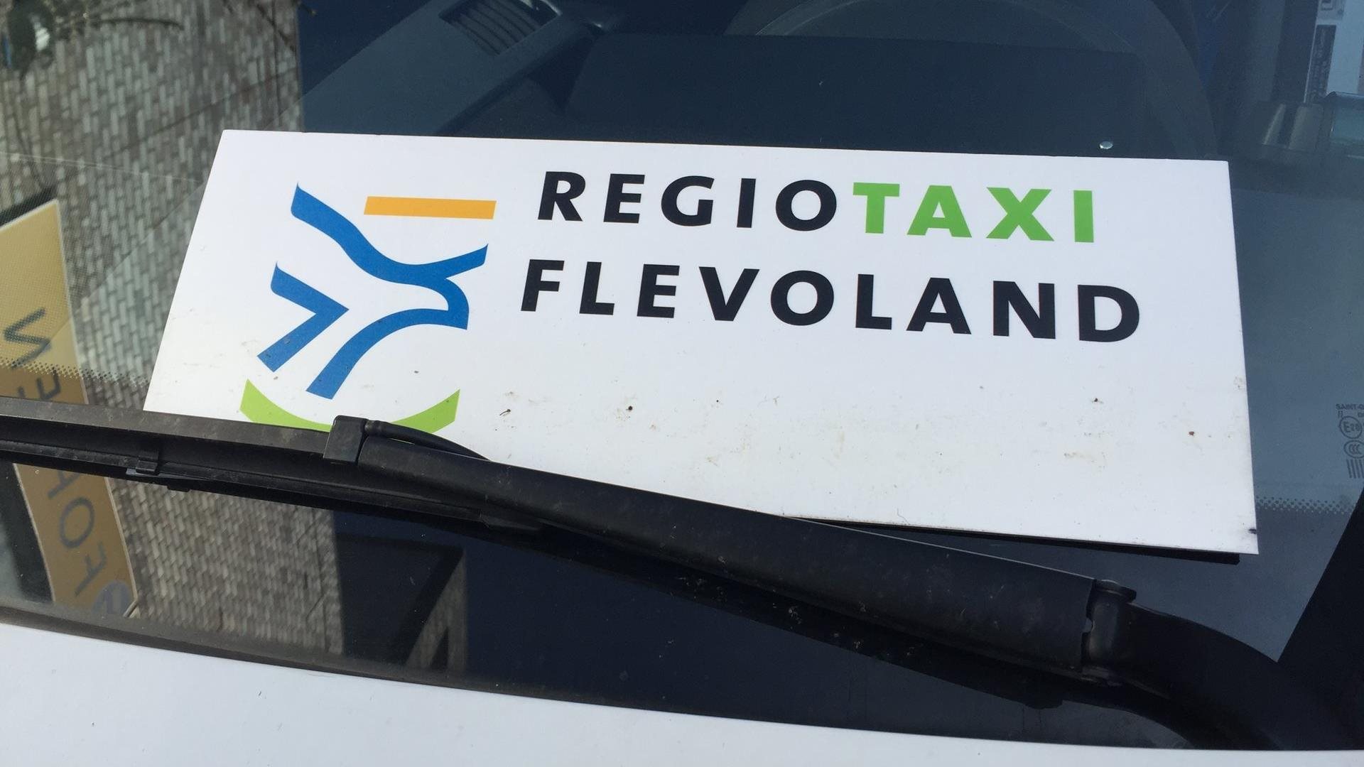 Bordje met tekst Regiotaxi Flevoland erop